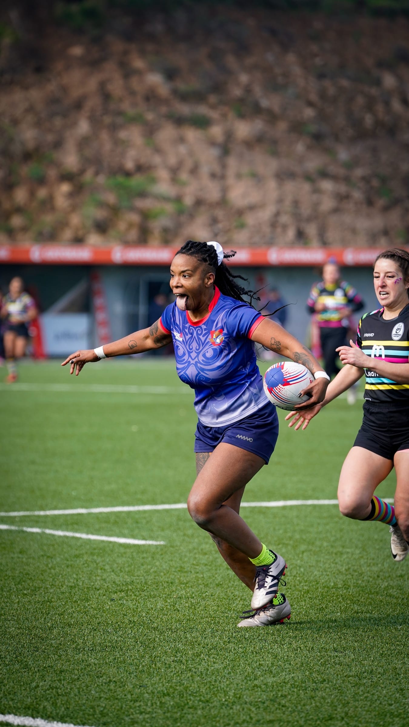 Jugadora de rugby corriendo con la pelota