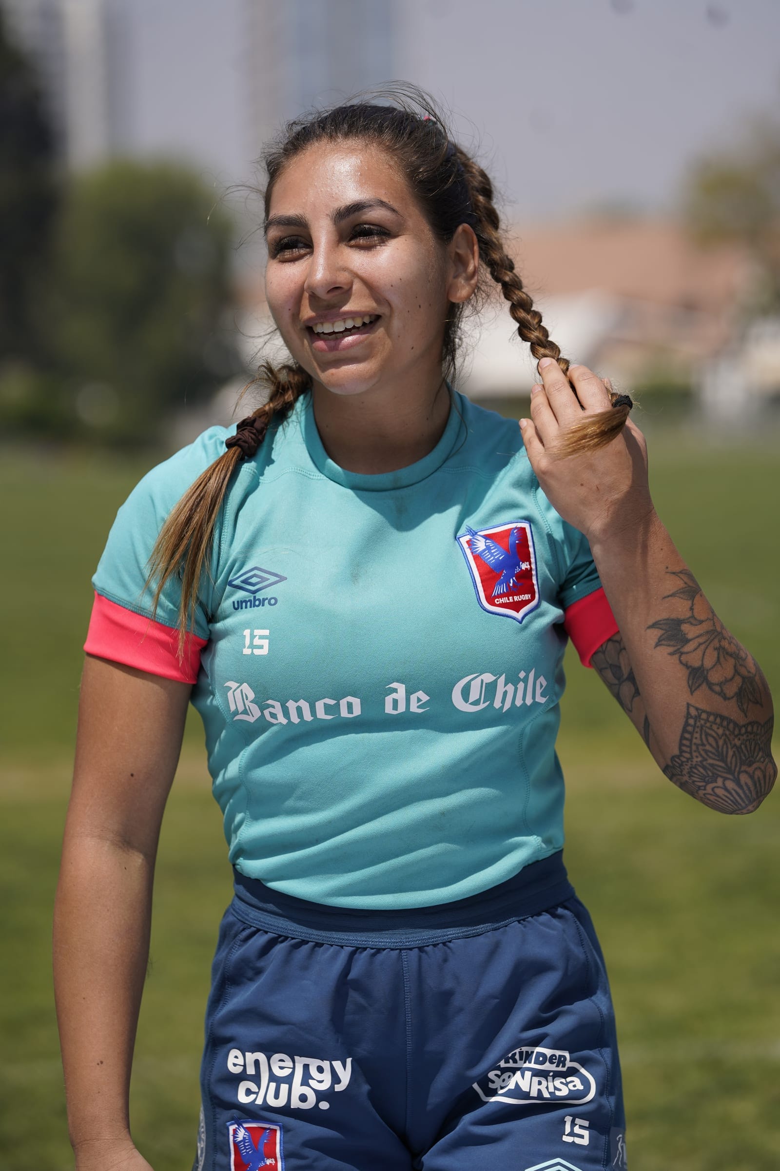 Jugadora de rugby acomodándose el pelo antes del partido