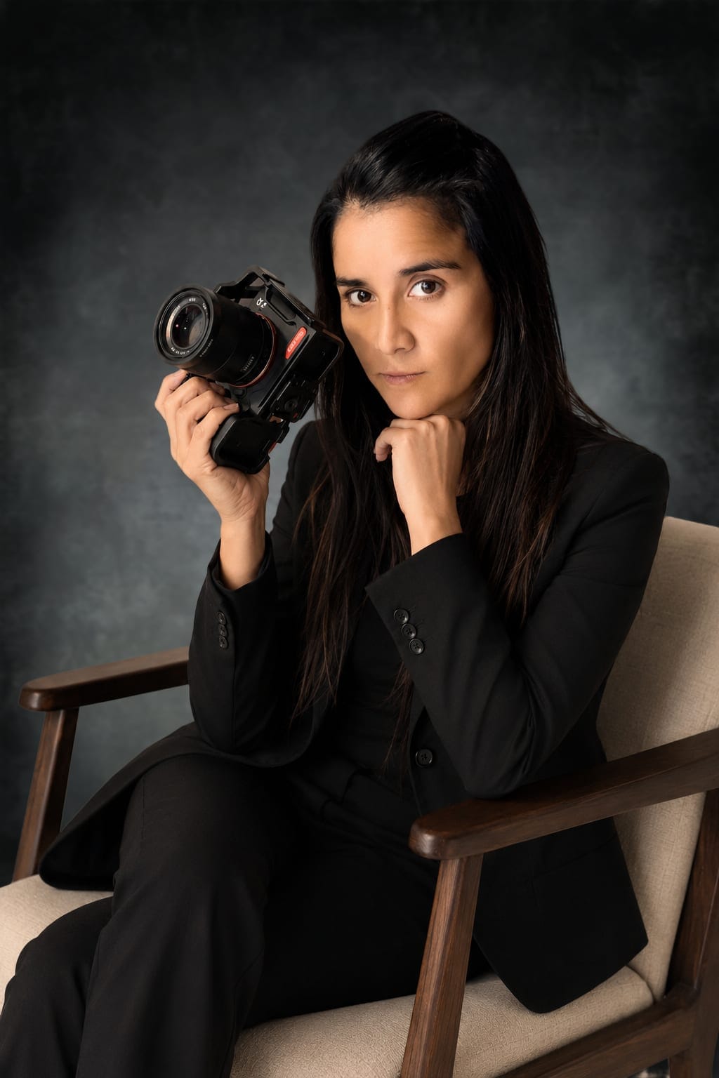 Paulina Gutiérrez sentada con su cámara en la mano